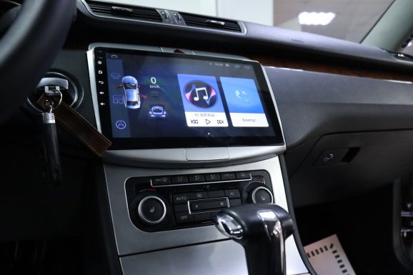 Volkswagen Passat, 1.8 л, Робот, 2010 фото 13