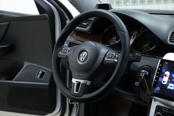 Volkswagen Passat, 1.8 л, Робот, 2010 фото 2