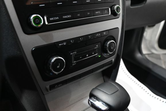 Skoda Octavia, 1.8 л, АТ, 2012 фото 2