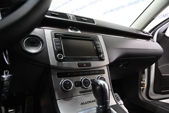 Volkswagen Passat, 2.0 л, Робот, 2012 фото 12