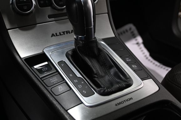 Volkswagen Passat, 2.0 л, Робот, 2012 фото 13