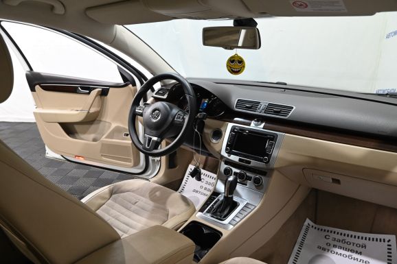 Volkswagen Passat, 1.8 л, Робот, 2012 фото 8