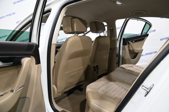 Volkswagen Passat, 1.8 л, Робот, 2012 фото 9