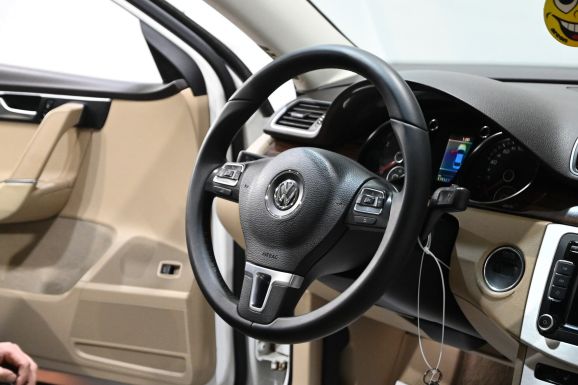 Volkswagen Passat, 1.8 л, Робот, 2012 фото 11