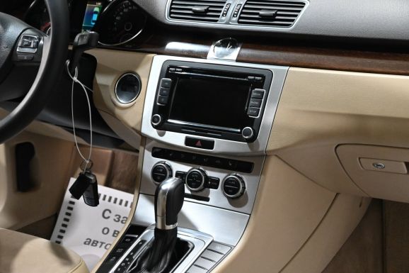 Volkswagen Passat, 1.8 л, Робот, 2012 фото 1