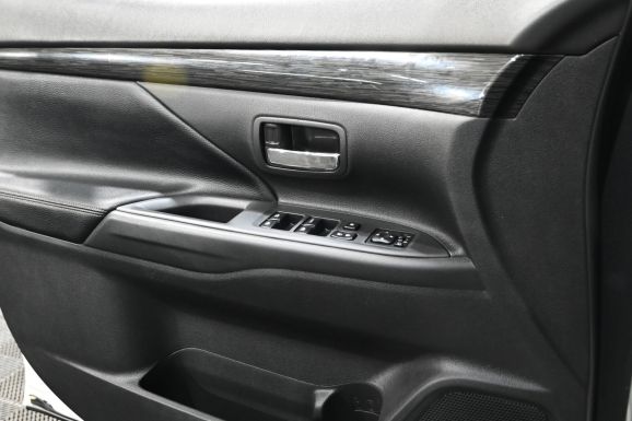 Mitsubishi Outlander, 2.0 л, Вариатор, 2015 фото 9