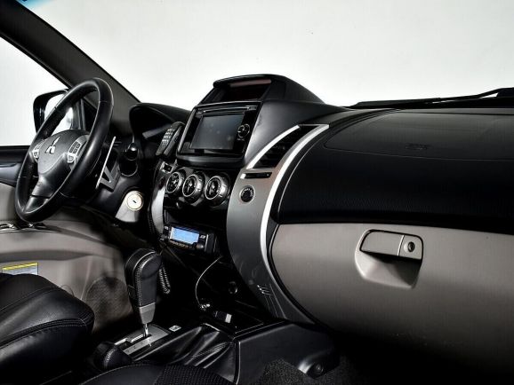 Mitsubishi Pajero Sport, 2.5 л, АТ, 2015 фото 2