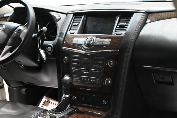 Nissan Patrol, 5.6 л, АТ, 2011 фото 2