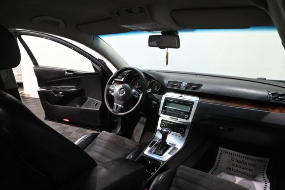 Volkswagen Passat, 1.8 л, Робот, 2010 фото 8