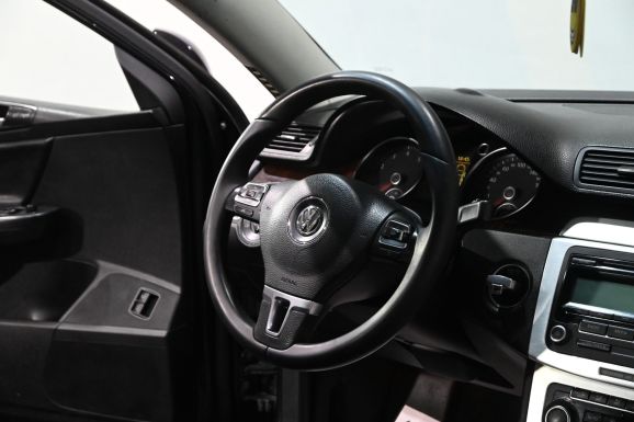 Volkswagen Passat, 1.8 л, Робот, 2010 фото 9