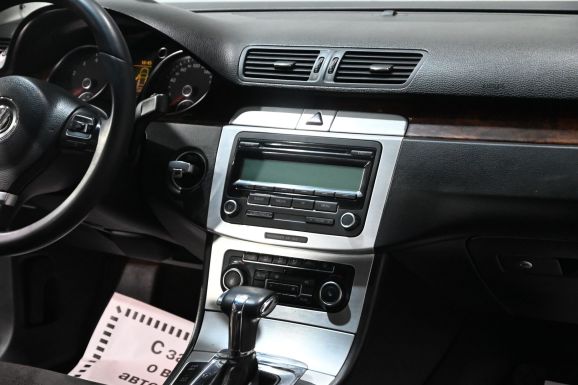 Volkswagen Passat, 1.8 л, Робот, 2010 фото 10