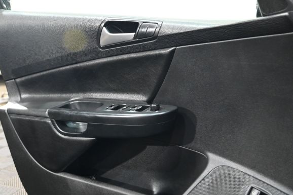 Volkswagen Passat, 1.8 л, Робот, 2010 фото 2