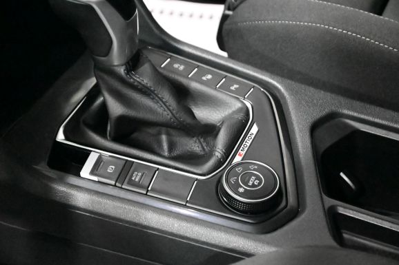 Volkswagen Tiguan, 2.0 л, Робот, 2020 фото 12