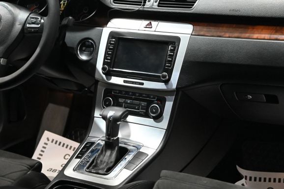 Volkswagen Passat, 1.8 л, Робот, 2010 фото 2