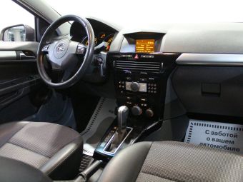 Opel Astra, 1.8 л, АКПП, 2011 фото 2