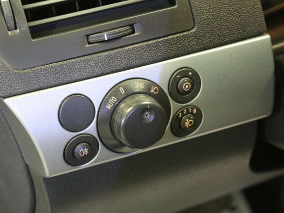 Opel Astra, 1.6 л, Робот, 2012 фото 1