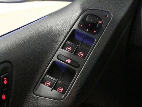 Volkswagen Tiguan, 2.0 л, АТ, 2011 фото 1