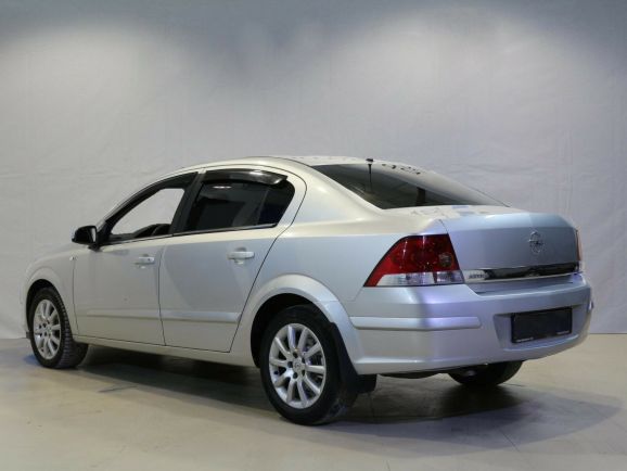 Opel Astra, 1.8 л, АТ, 2011 фото 6
