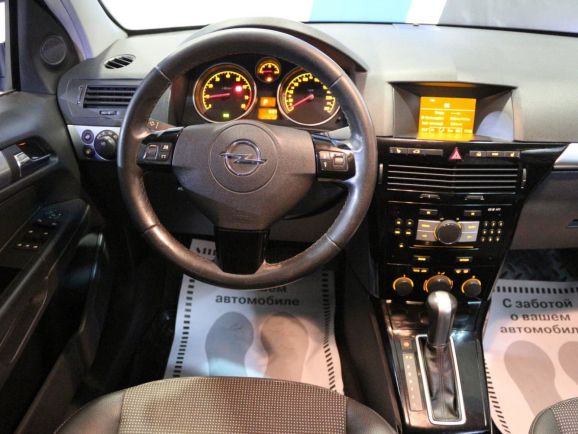 Opel Astra, 1.8 л, АТ, 2011 фото 2