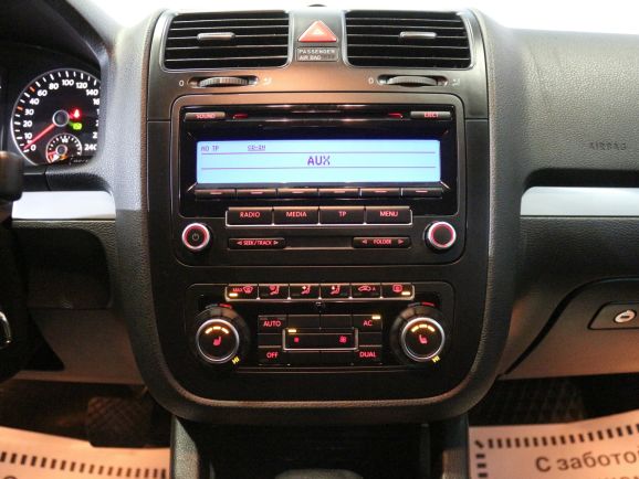 Volkswagen Jetta, 1.6 л, Робот, 2010 фото 9