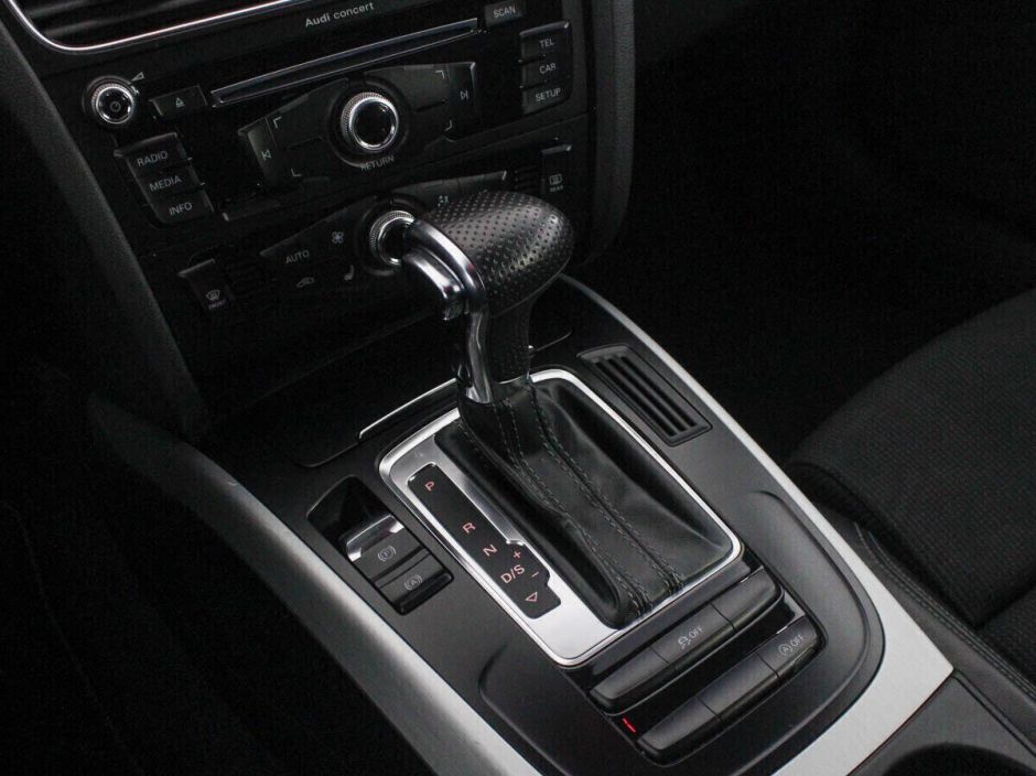 Audi A4, 2.0 л, Робот, 2011 фото 2