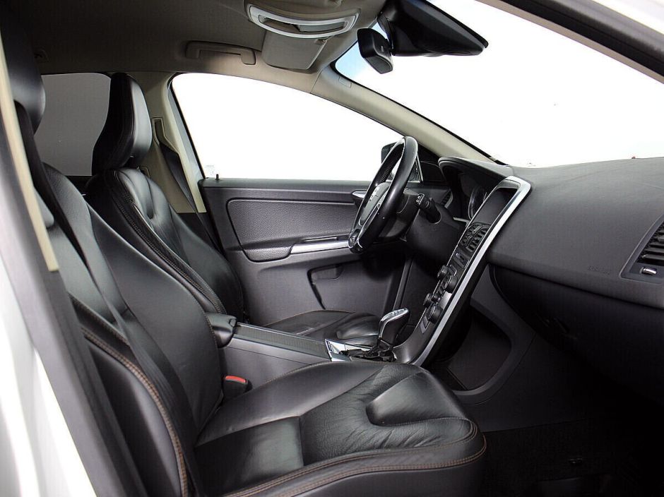 Volvo XC60 Momentum, 2.4 л, АТ, 2013 фото 2