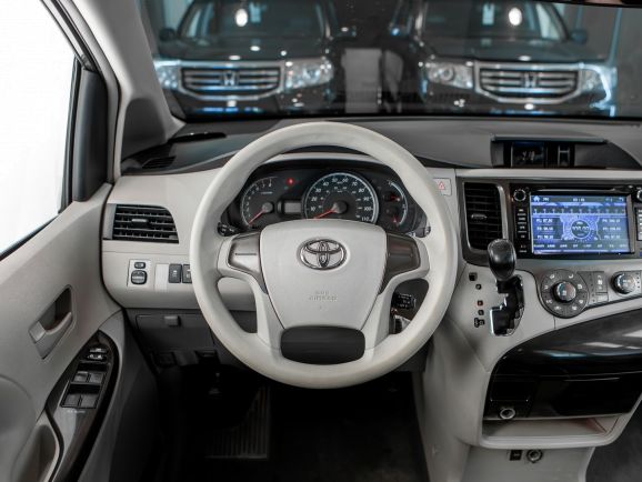 Toyota Sienna, АТ, 2012 фото 10