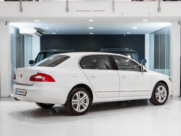 Skoda Superb, Робот, 2010 фото 4