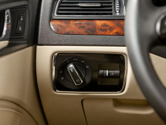 Skoda Superb, Робот, 2010 фото 9