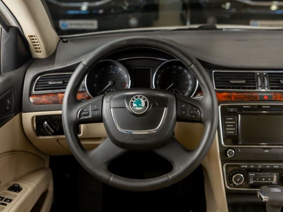 Skoda Superb, Робот, 2010 фото 11