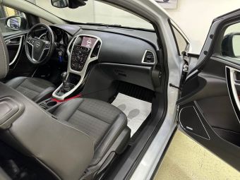Opel Astra, 1.6 л, МКПП, 2012 фото 2