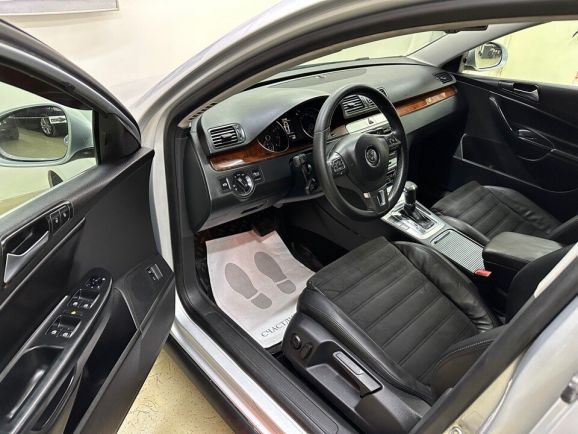 Volkswagen Passat Highline, 1.8 л, Робот, 2010 фото 9