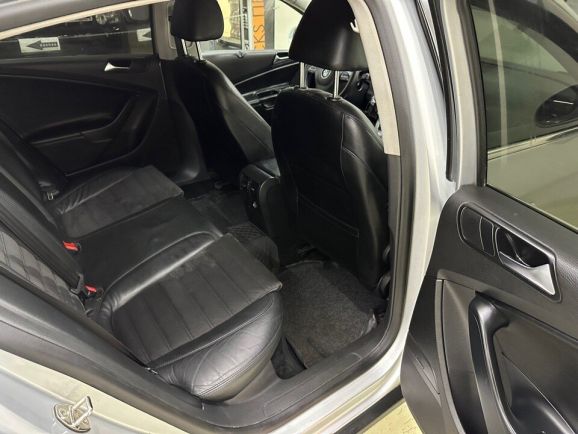 Volkswagen Passat Highline, 1.8 л, Робот, 2010 фото 1