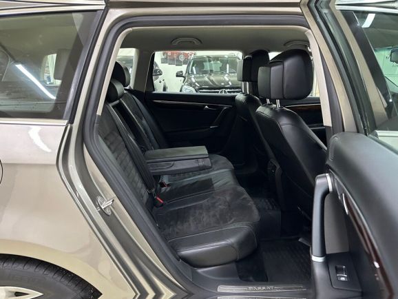 Volkswagen Passat Highline, 1.8 л, Робот, 2012 фото 2