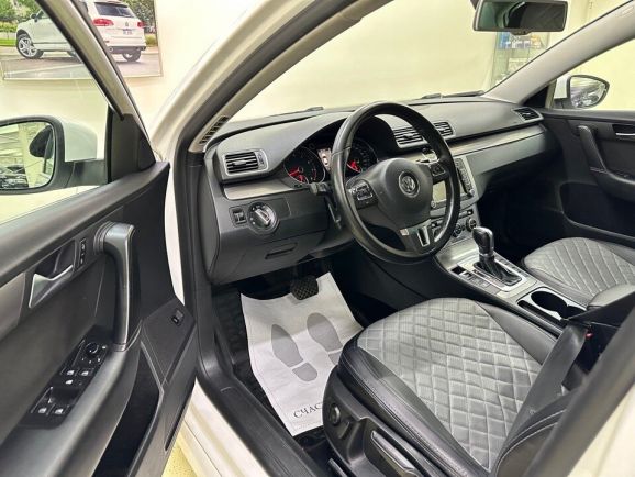 Volkswagen Passat Style, 1.8 л, Робот, 2012 фото 9
