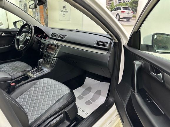 Volkswagen Passat Style, 1.8 л, Робот, 2012 фото 12