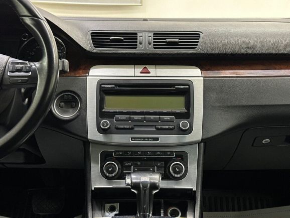 Volkswagen Passat Highline, 1.8 л, Робот, 2010 фото 14