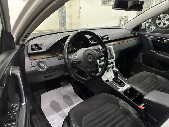 Volkswagen Passat Highline, 1.8 л, Робот, 2012 фото 9