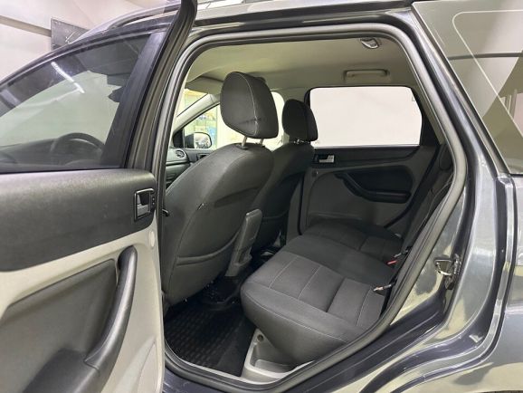 Ford Focus Titanium, 2.0 л, АТ, 2010 фото 2