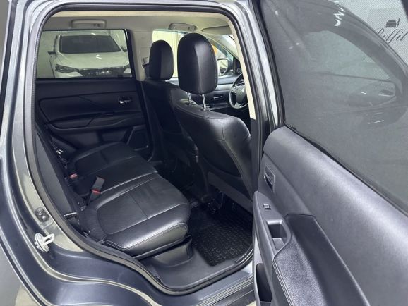 Mitsubishi Outlander, 2.0 л, Вариатор, 2014 фото 2