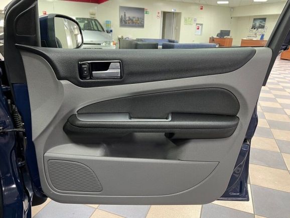 Ford Focus Ghia Special Edition, 1.6 л, АТ, 2011 фото 2