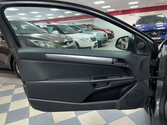 Opel Astra, 1.8 л, АТ, 2010 фото 2