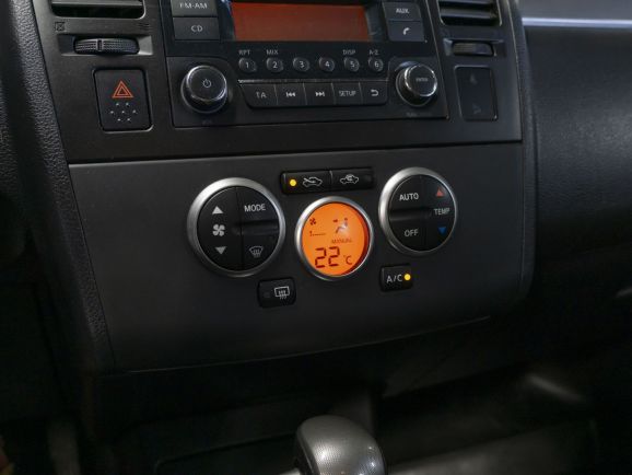 Nissan Tiida, 1.6 л, АТ, 2013 фото 2