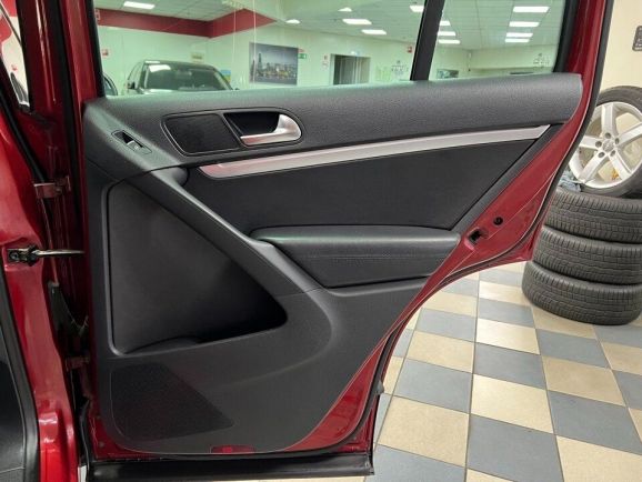 Volkswagen Tiguan Sport&Style, 2.0 л, АТ, 2011 фото 2