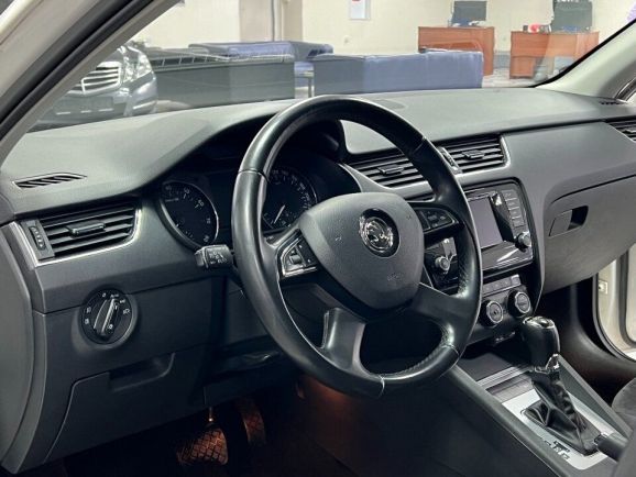 Skoda Octavia Laurin&Klement, 1.8 л, Робот, 2014 фото 11