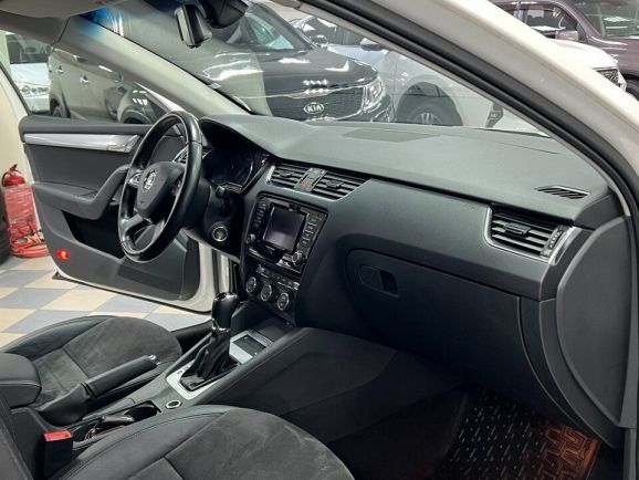 Skoda Octavia Laurin&Klement, 1.8 л, Робот, 2014 фото 19