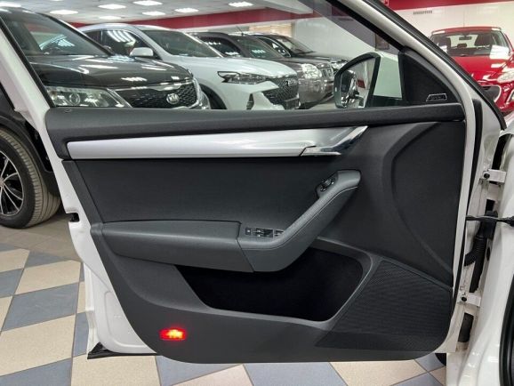 Skoda Octavia Laurin&Klement, 1.8 л, Робот, 2014 фото 23