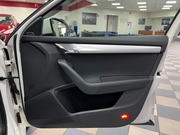 Skoda Octavia Laurin&Klement, 1.8 л, Робот, 2014 фото 24