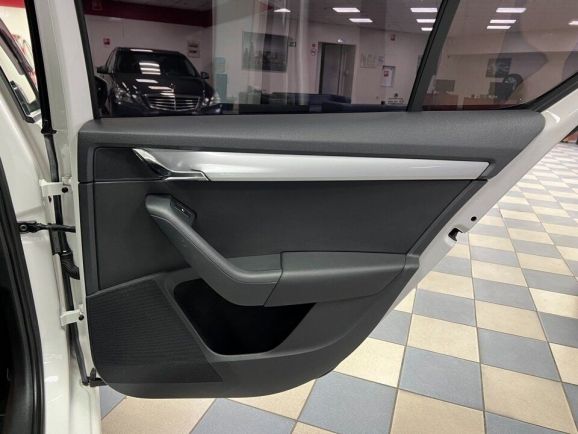 Skoda Octavia Laurin&Klement, 1.8 л, Робот, 2014 фото 2