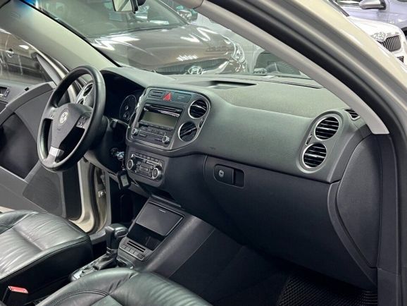 Volkswagen Tiguan Sport&Style, 2.0 л, АТ, 2010 фото 16